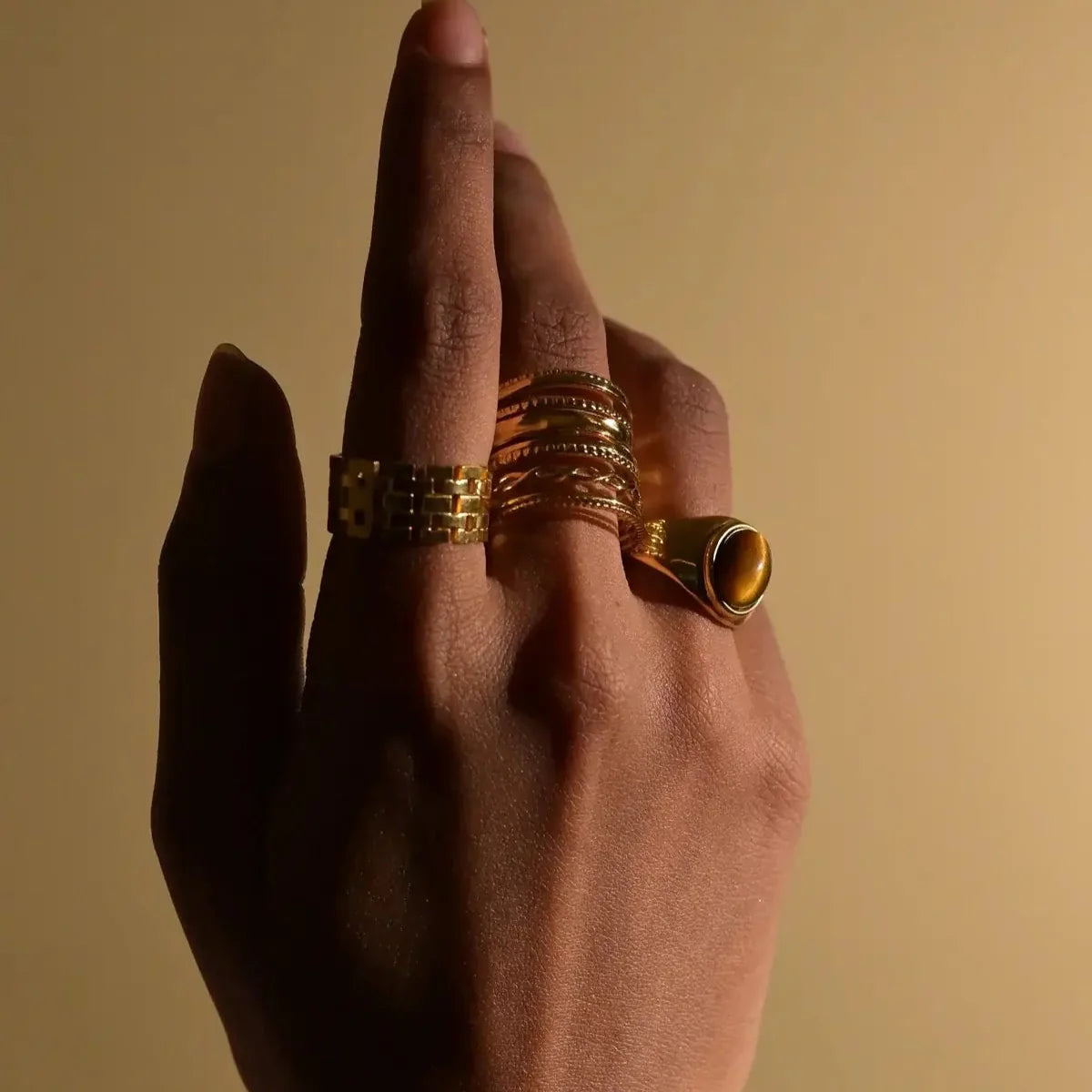 Anillo Largo Chloé con Texturas (Chapado en Oro)
