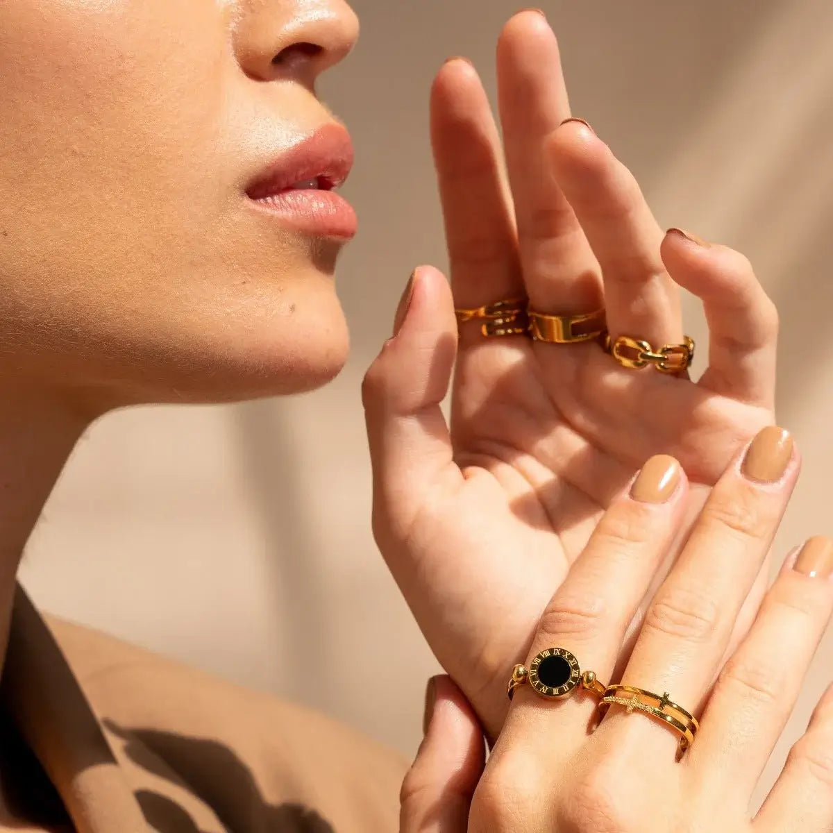 Anillo Giratorio con Números Romanos (Chapado en Oro)
