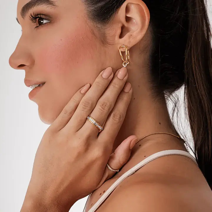 Anillo con Circonitas Incrustadas (Chapado en Oro)