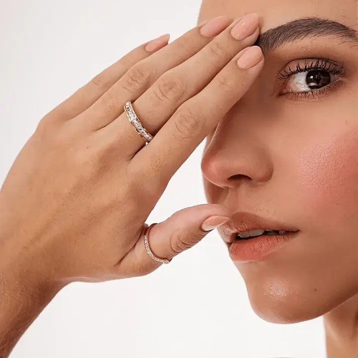 Anillo con Circonitas Incrustadas (Chapado en Oro)