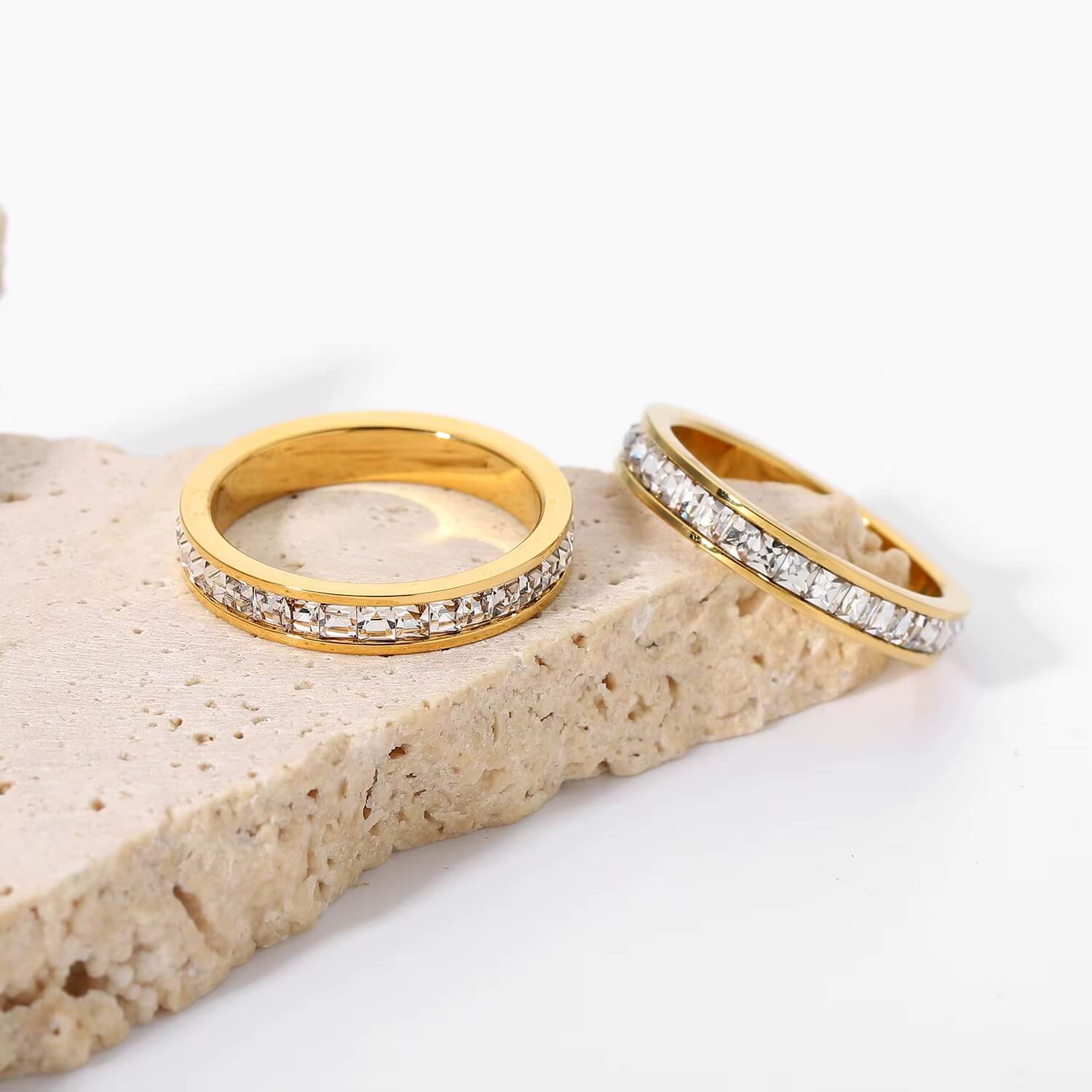 Anillo con Circonitas Incrustadas (Chapado en Oro)