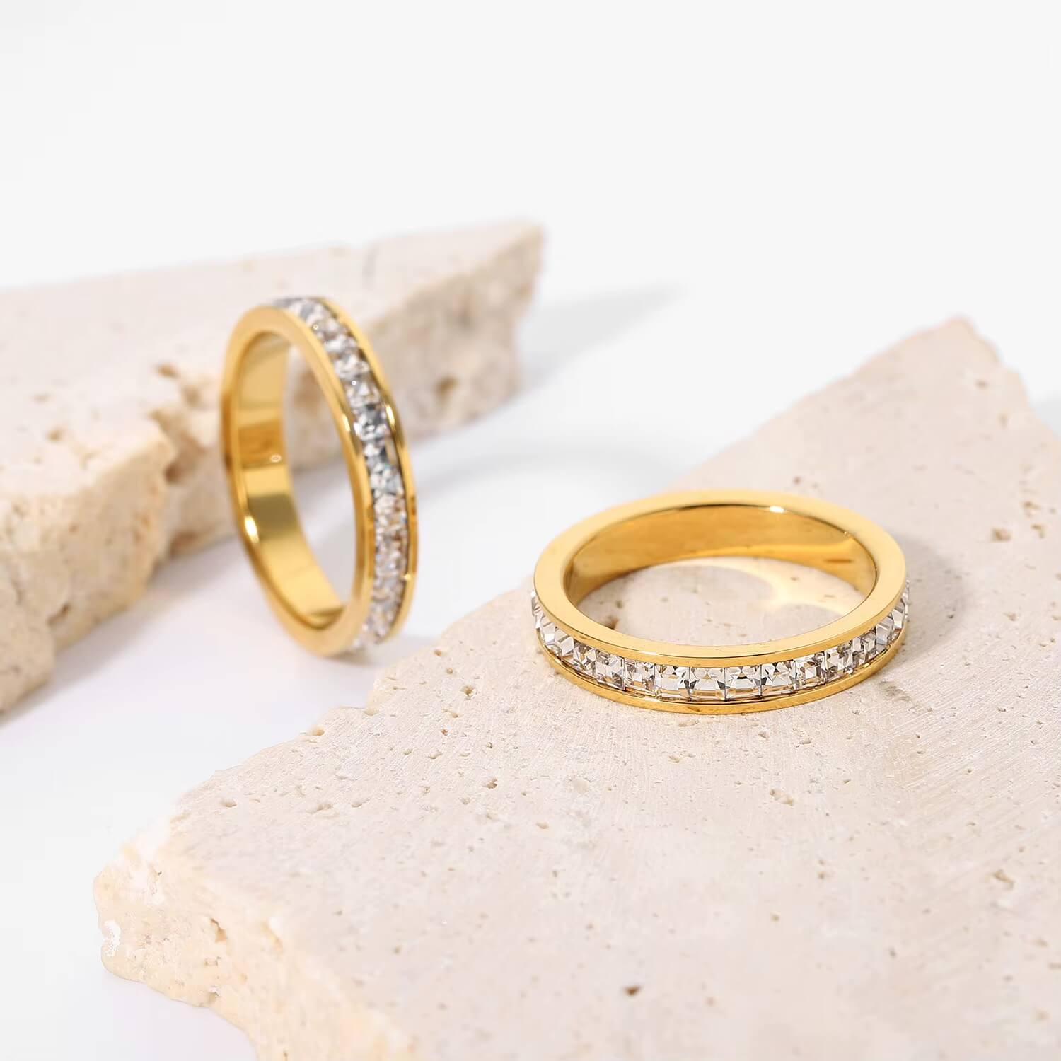 Anillo con Circonitas Incrustadas (Chapado en Oro)