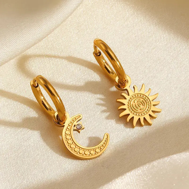 Arete de Aro Sol y Luna (Chapado en Oro 18K)