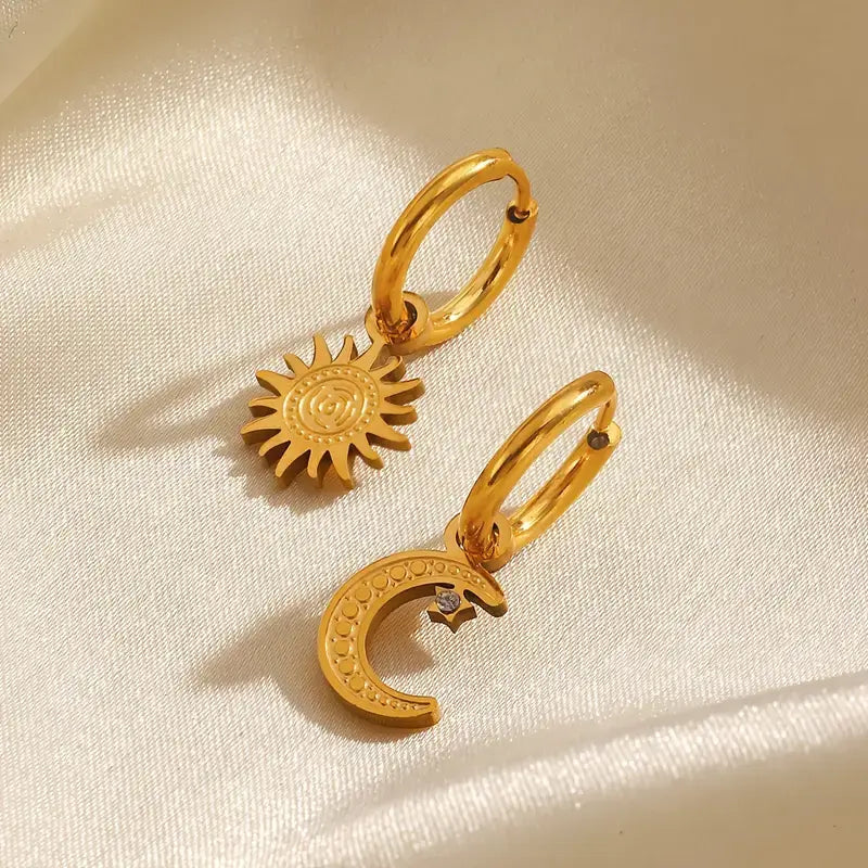 Arete de Aro Sol y Luna (Chapado en Oro 18K)