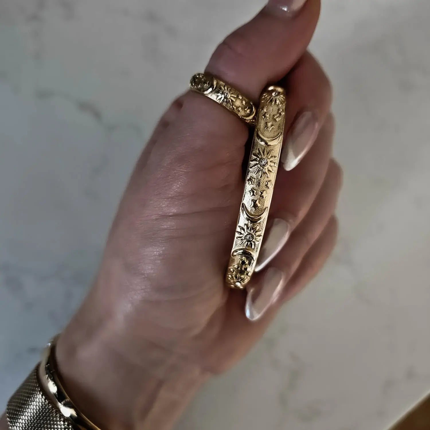 Brazalete Celeste Sol y Luna con Cristales de Circonia (Chapado en Oro 18K)