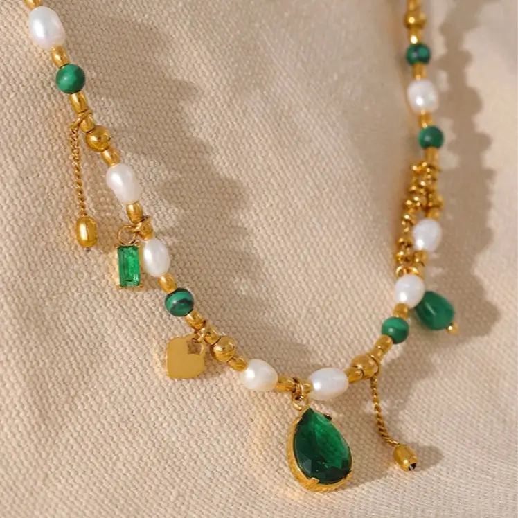 Collar de Perlas Reales con Colgante Verde (Chapado en Oro 18K)