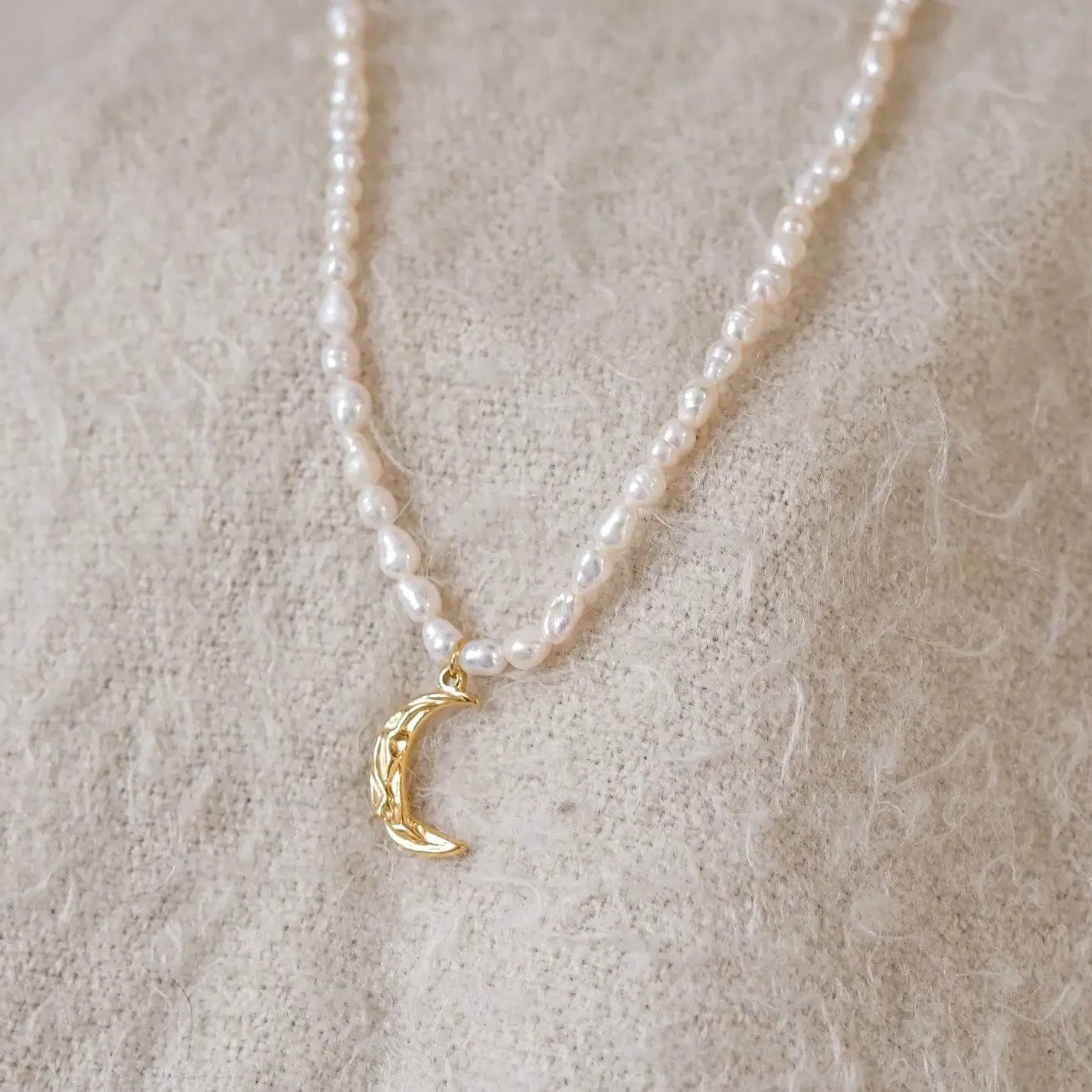 Collar de Perlas Reales con Colgante de Luna (Chapado en Oro 18K)