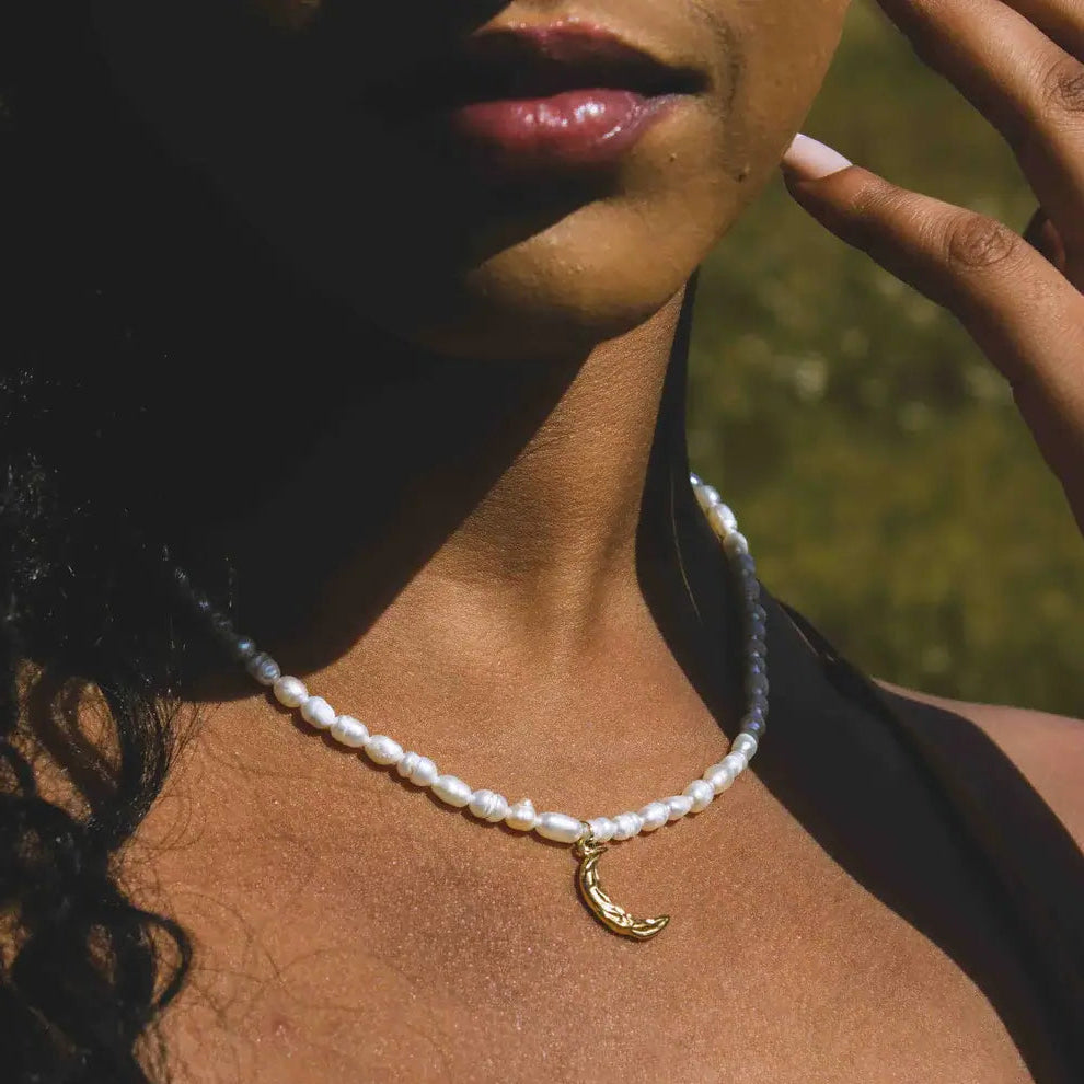 Collar de Perlas Reales con Colgante de Luna (Chapado en Oro 18K)