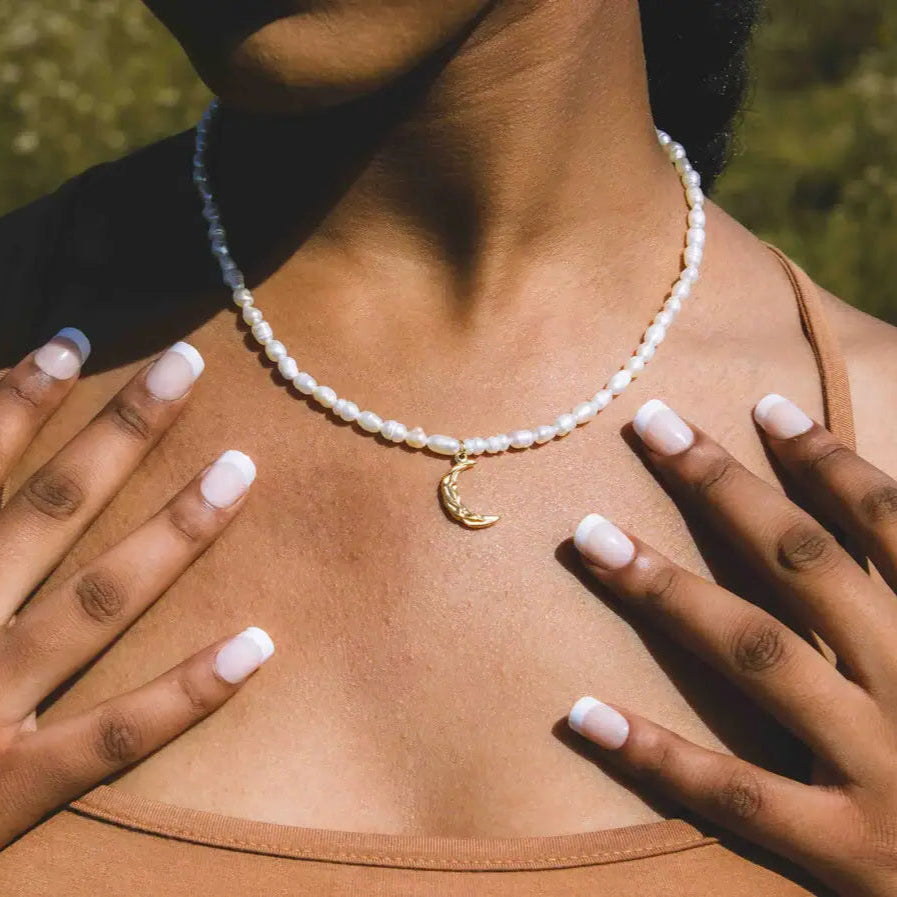 Collar de Perlas Reales con Colgante de Luna (Chapado en Oro 18K)