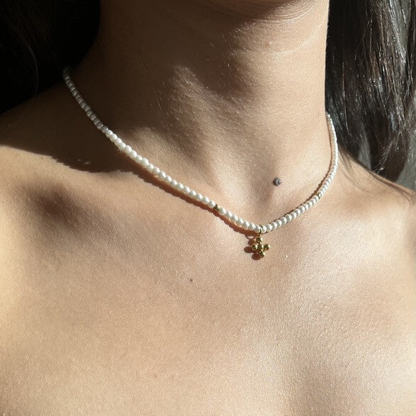 Collar de Perlas con Colgante de Cruz (Chapado en Oro 18K)