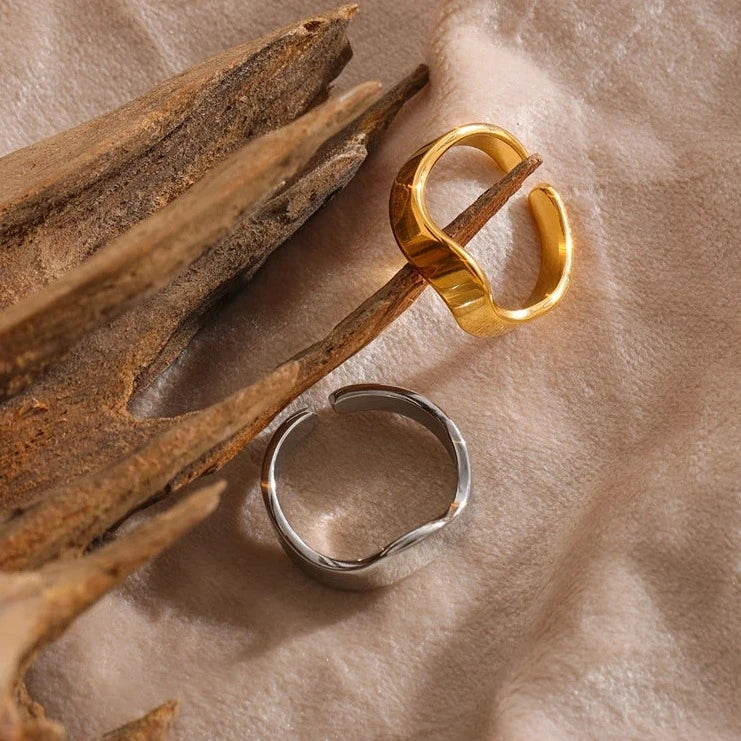 Anillo Olas Lucca Ajustable (Chapado en Oro 18K)