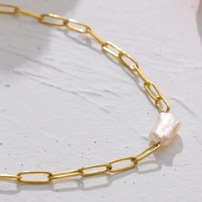 Collar de Perla Rústica con Eslabones (Chapado en Oro 18K)