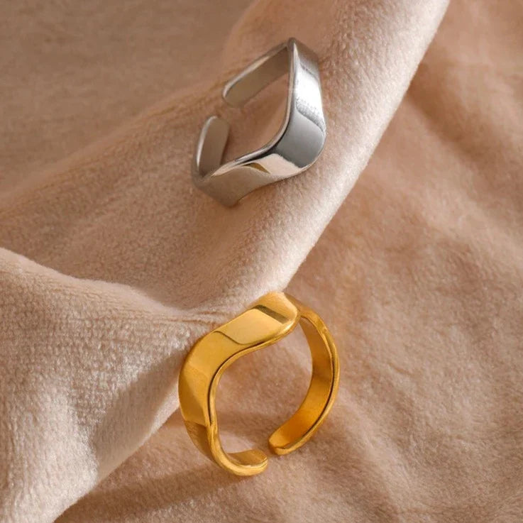 Anillo Olas Lucca Ajustable (Chapado en Oro 18K)