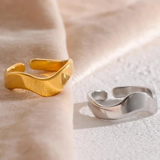 Anillo Olas Lucca Ajustable (Chapado en Oro 18K)
