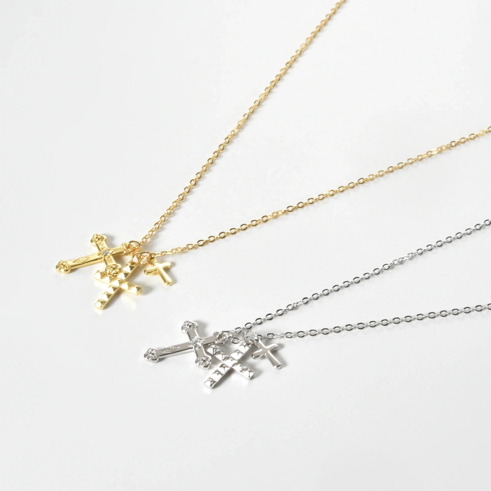 Collar Cruz Triple Circonias (Chapado en Oro 18K)