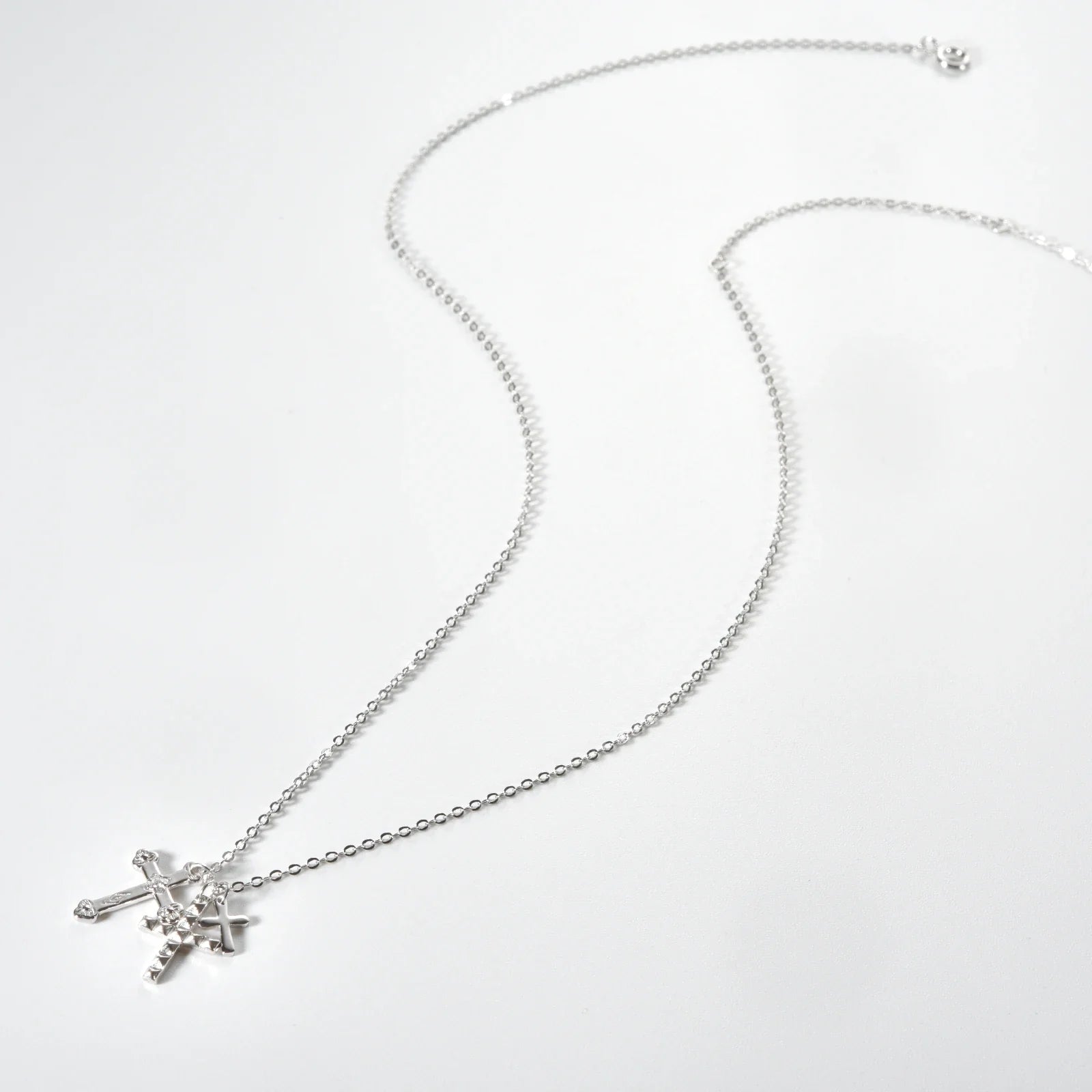 Collar Cruz Triple Circonias (Chapado en Oro 18K)