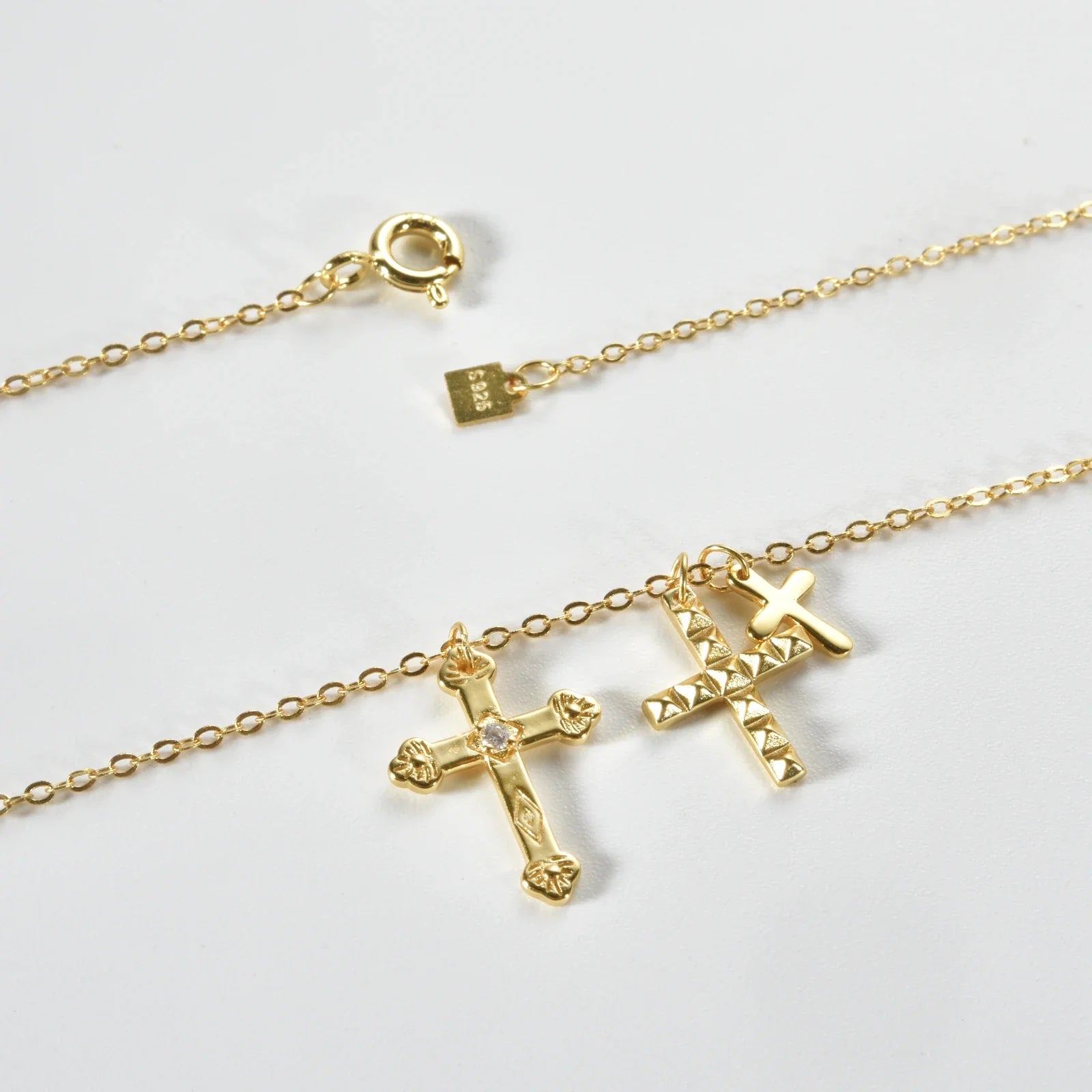Collar Cruz Triple Circonias (Chapado en Oro 18K)