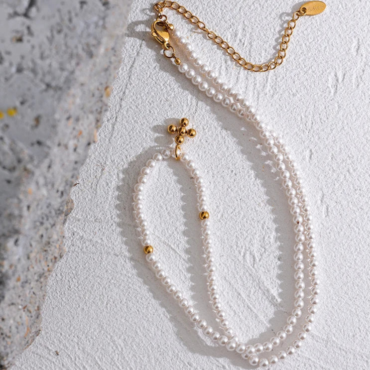 Collar de Perlas con Colgante de Cruz (Chapado en Oro 18K)