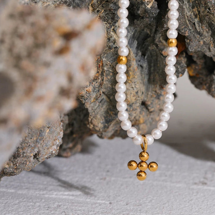 Collar de Perlas con Colgante de Cruz (Chapado en Oro 18K)