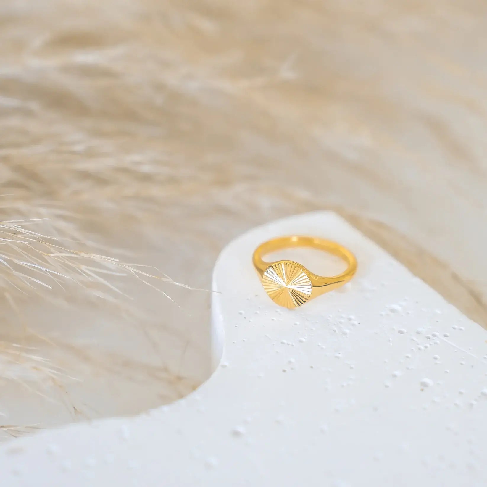 Anillo Sol Radiante Minimalista (Chapado en Oro)