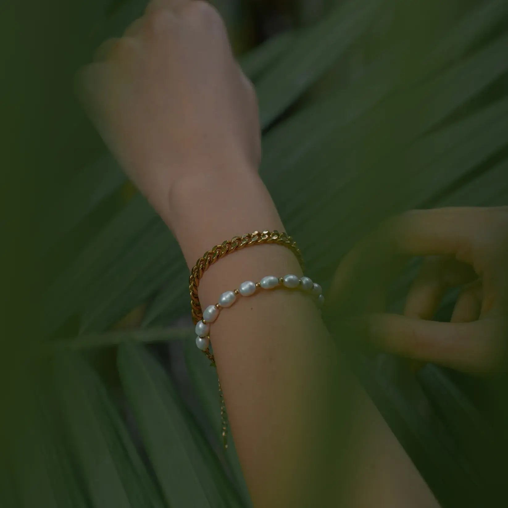 Pulsera Clásica de Perlas Naturales (Chapada en Oro)