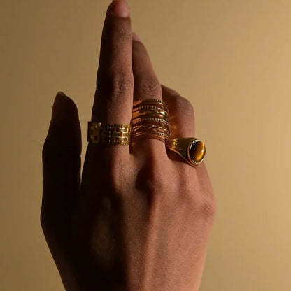 Anillo Largo Chloé con Texturas (Chapado en Oro)