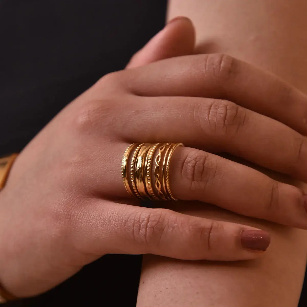 Anillo Largo Chloé con Texturas (Chapado en Oro)
