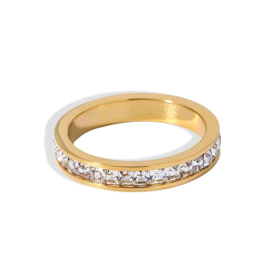 Anillo con Circonitas Incrustadas (Chapado en Oro)
