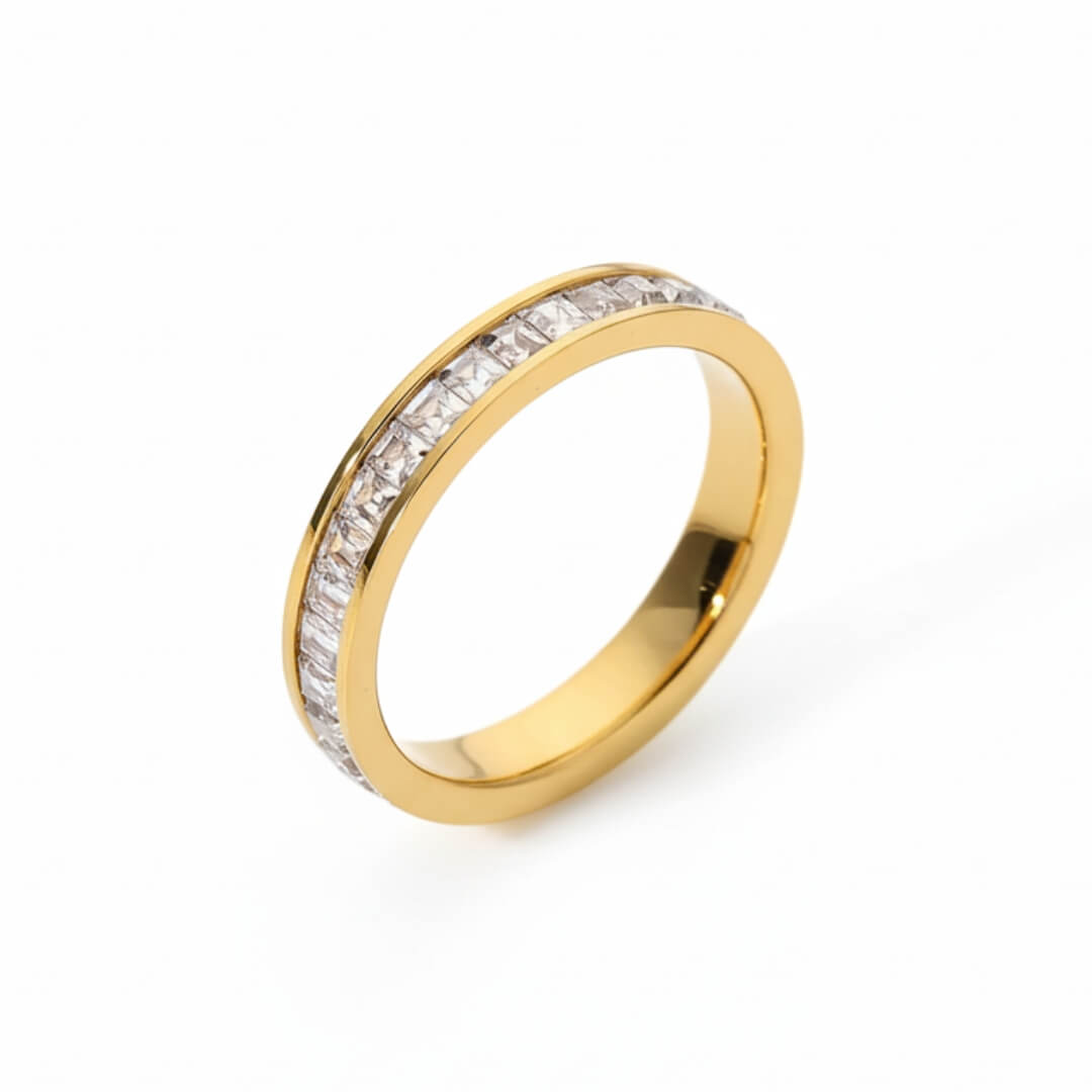 Anillo con Circonitas Incrustadas (Chapado en Oro)