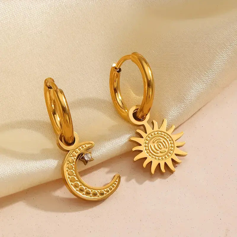 Arete de Aro Sol y Luna (Chapado en Oro 18K)