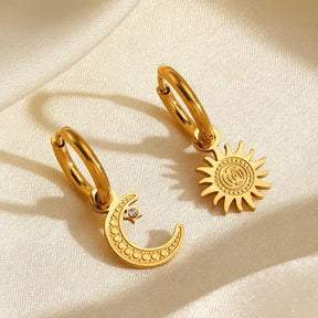 Arete de Aro Sol y Luna (Chapado en Oro 18K)