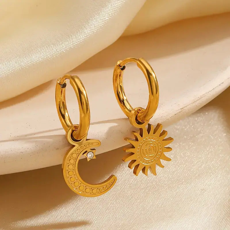 Arete de Aro Sol y Luna (Chapado en Oro 18K)