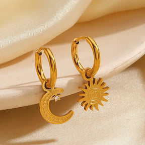 Arete de Aro Sol y Luna (Chapado en Oro 18K)