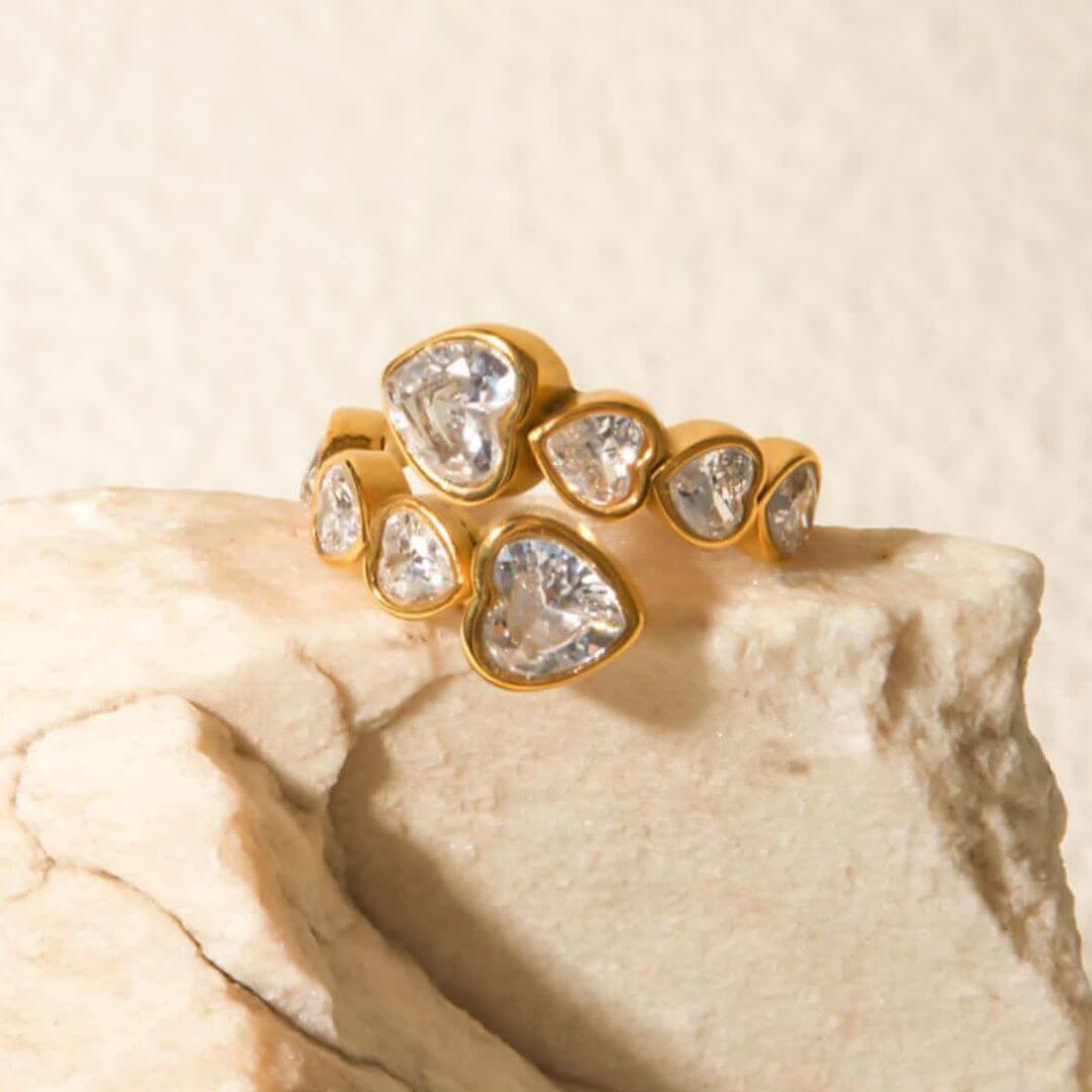 Anillo Corazones en Circonia Cúbica (Chapado en Oro 18K)