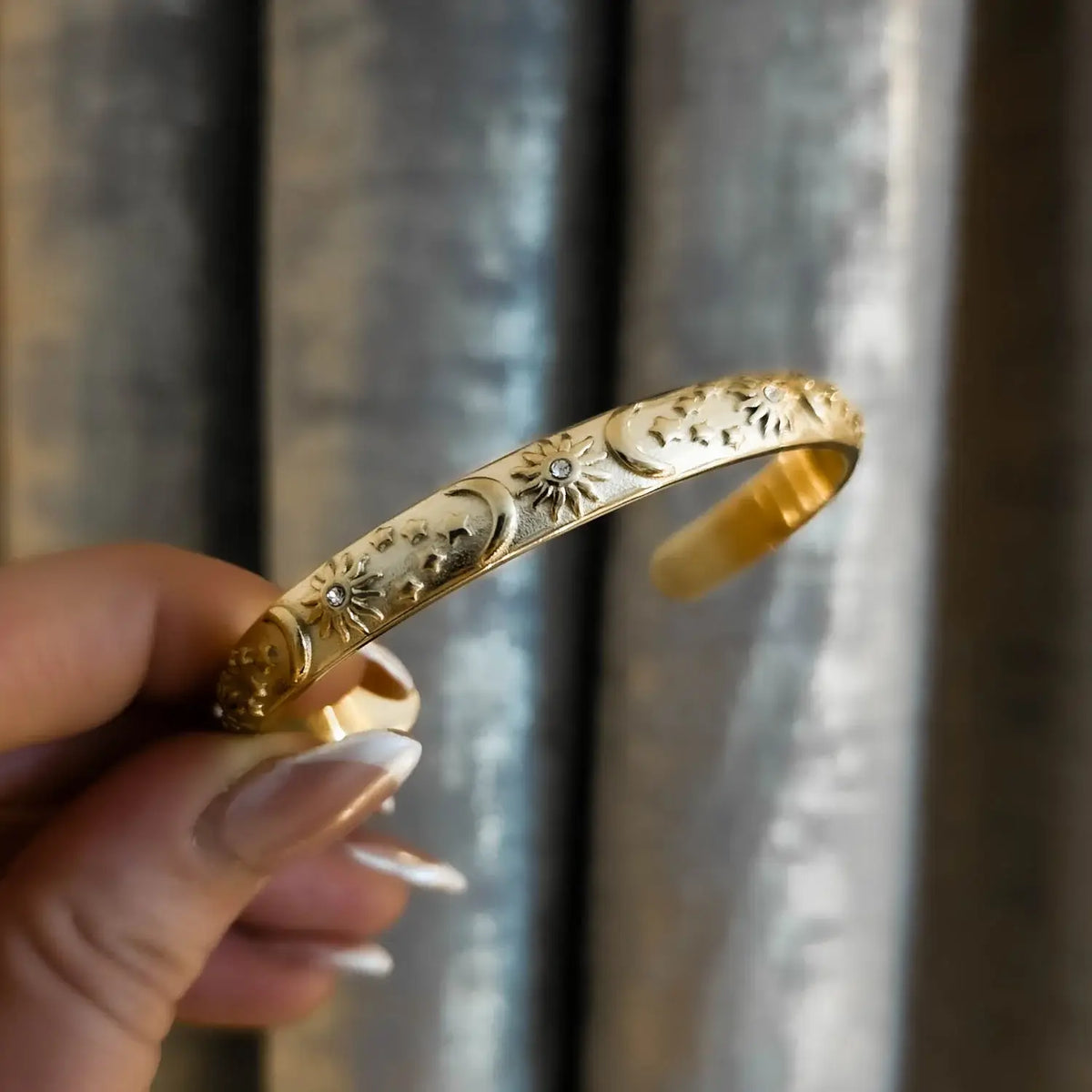 Brazalete Celeste Sol y Luna con Cristales de Circonia (Chapado en Oro 18K)
