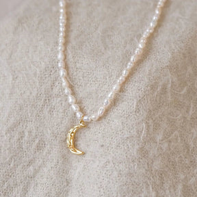 Collar de Perlas Reales con Colgante de Luna (Chapado en Oro 18K)