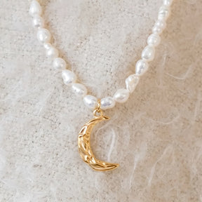Collar de Perlas Reales con Colgante de Luna (Chapado en Oro 18K)