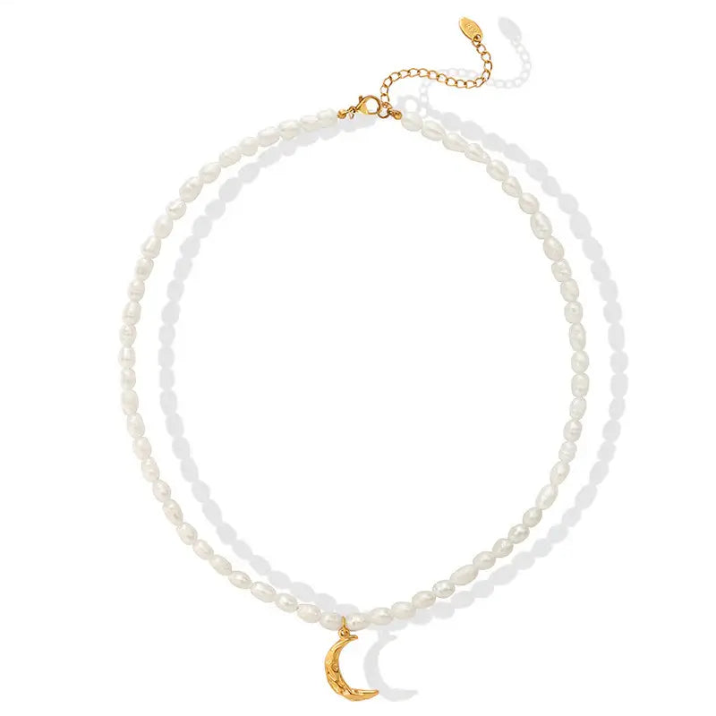 Collar de Perlas Reales con Colgante de Luna (Chapado en Oro 18K)