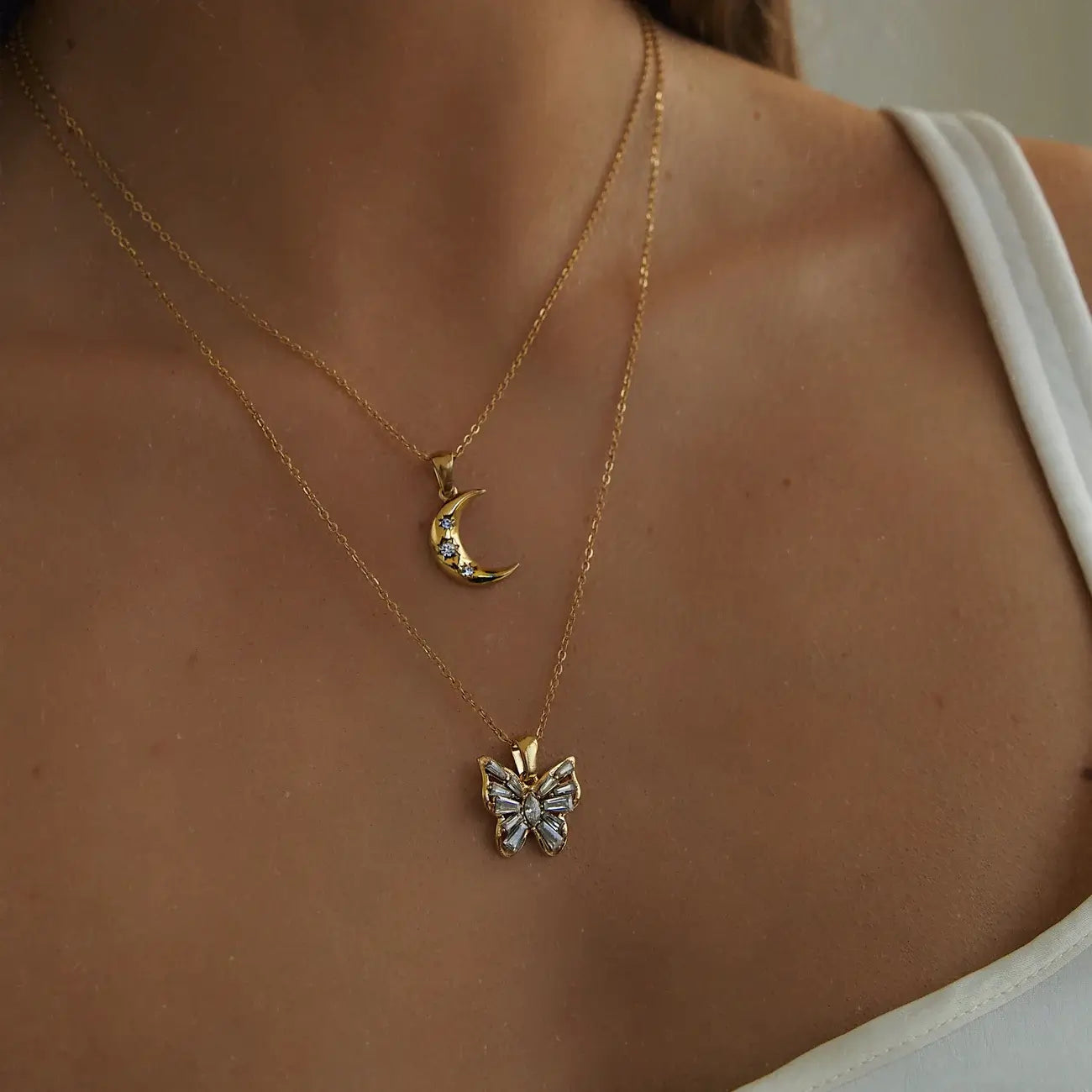 Collar Luna Creciente de Circonia (Chapado en Oro 18K)