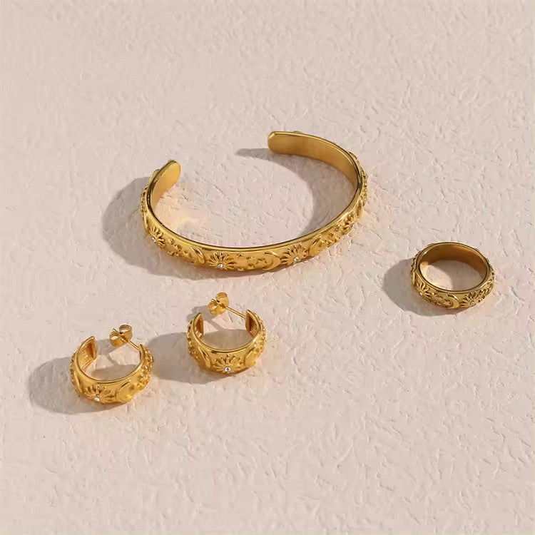 Conjunto Celeste: Brazalete + Arete + Anillo (Chapado en Oro 18K)