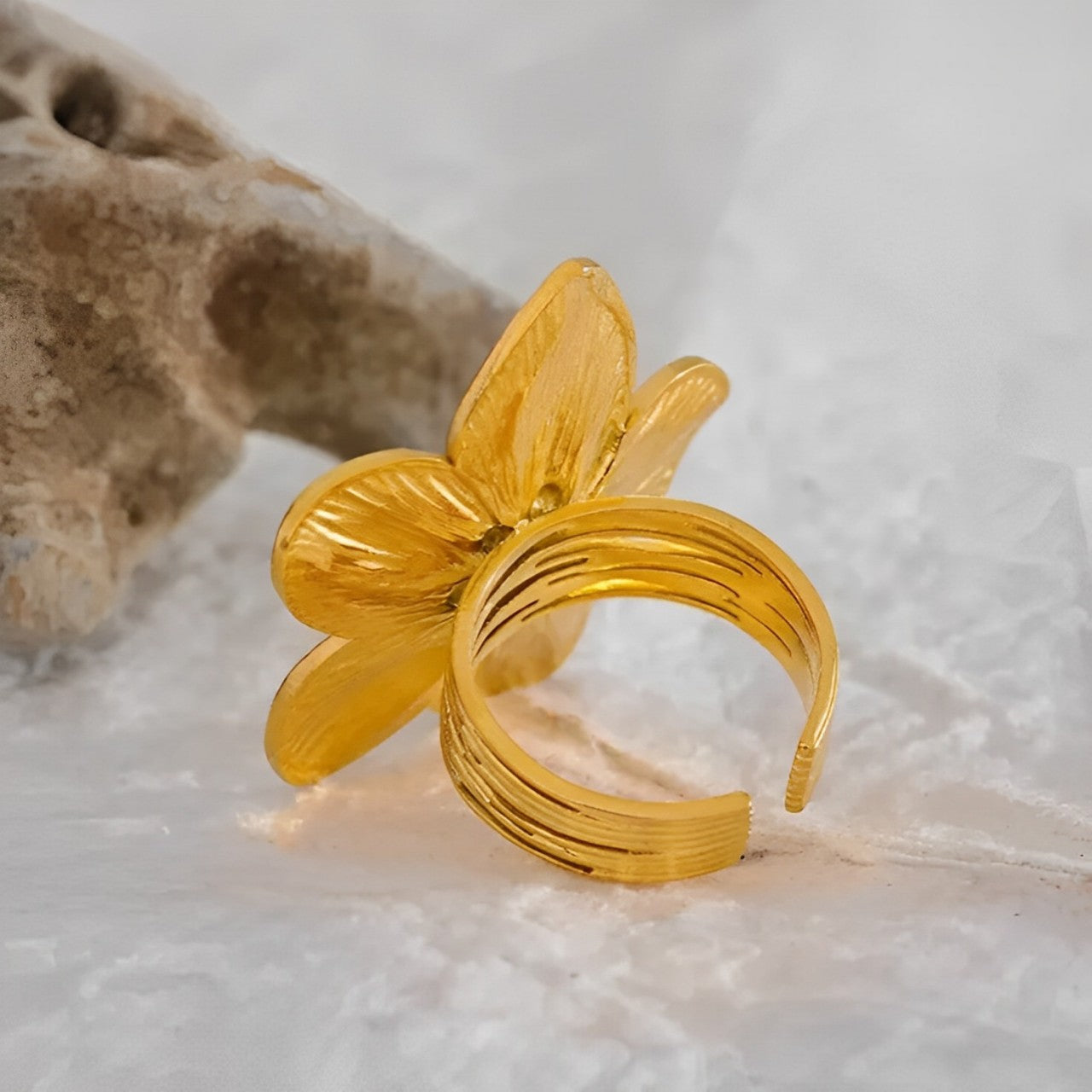 Anillo Flor de Cerezo Ajustable (Chapado en Oro 18K)