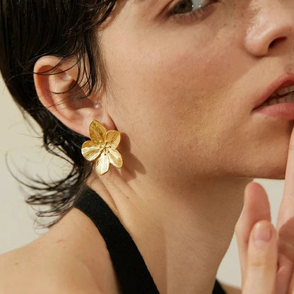 Arete Flor de Cerezo (Chapado en Oro 18K)