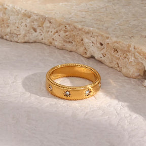 Anillo Stella con Cristales de Circonia (Chapado en Oro 18K)