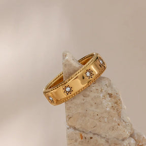 Anillo Stella con Cristales de Circonia (Chapado en Oro 18K)