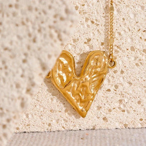 Collar de Corazón con Textura Martillada (Chapado en Oro 18K)