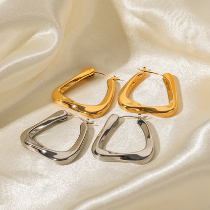 Arete en Aro Torcido Triangular Giorgia (Chapado en Oro 18K)