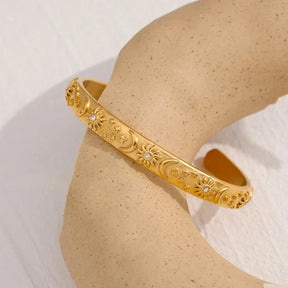 Conjunto Celeste: Brazalete + Arete + Anillo (Chapado en Oro 18K)