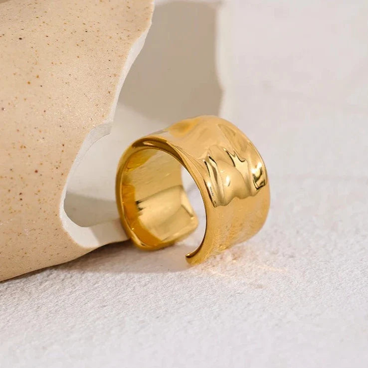 Anillo Sicilia Textura Martillada Ajustable (Chapado en Oro 18K)