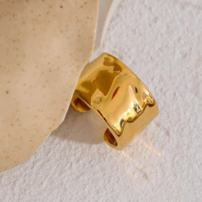 Anillo Sicilia Textura Martillada Ajustable (Chapado en Oro 18K)