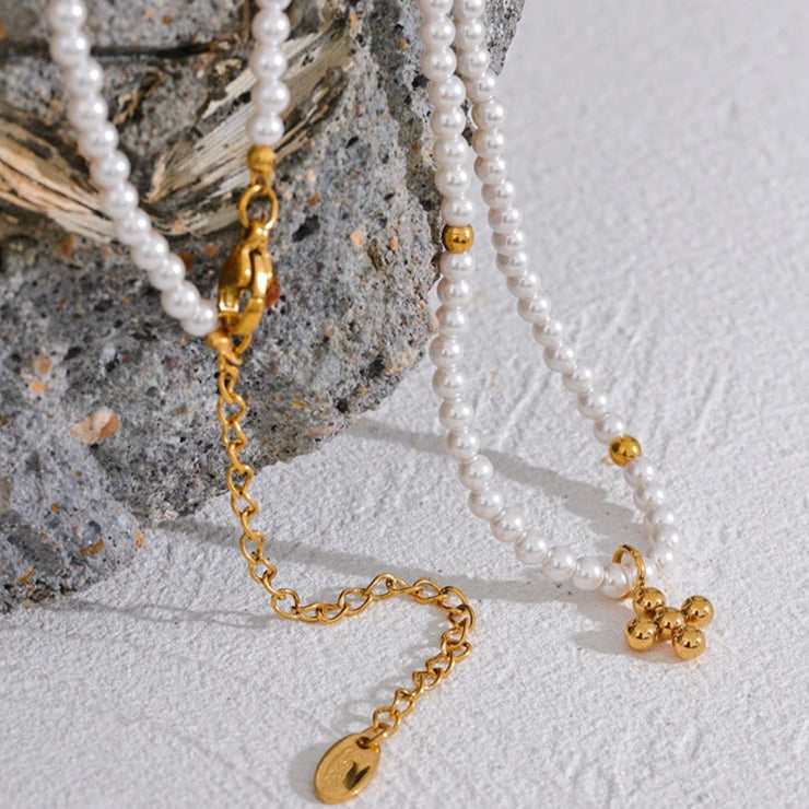 Collar de Perlas con Colgante de Cruz (Chapado en Oro 18K)